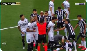 The strange shot that happened in the first 30 seconds of the Copa Libertadores final between Botafogo and Atletico Mineiro