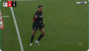 Watch the imaginative method used by Omar Marmoush to score a goal against Heindenheim in the German League today