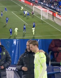 Hansi Flick is bringing on Frenkie de Jong at halftime. He replaces Casado.