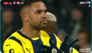 Urgent: The entire Fenerbahce fans chant the name of Moroccan Youssef En-Nesyri because of the deceptive method he used to score this goal!