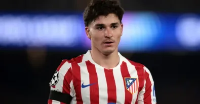 Julián Álvarez Leaves Atlético Madrid’s Pitch Alone, Sparking Speculation About His Future