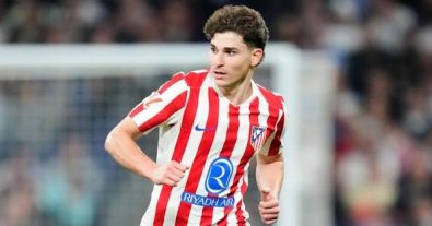 صفقة ألفاريز تشعل مدريد.. تهديدات تُفجّر أزمة جديدة بين برشلونة وأتلتيكو