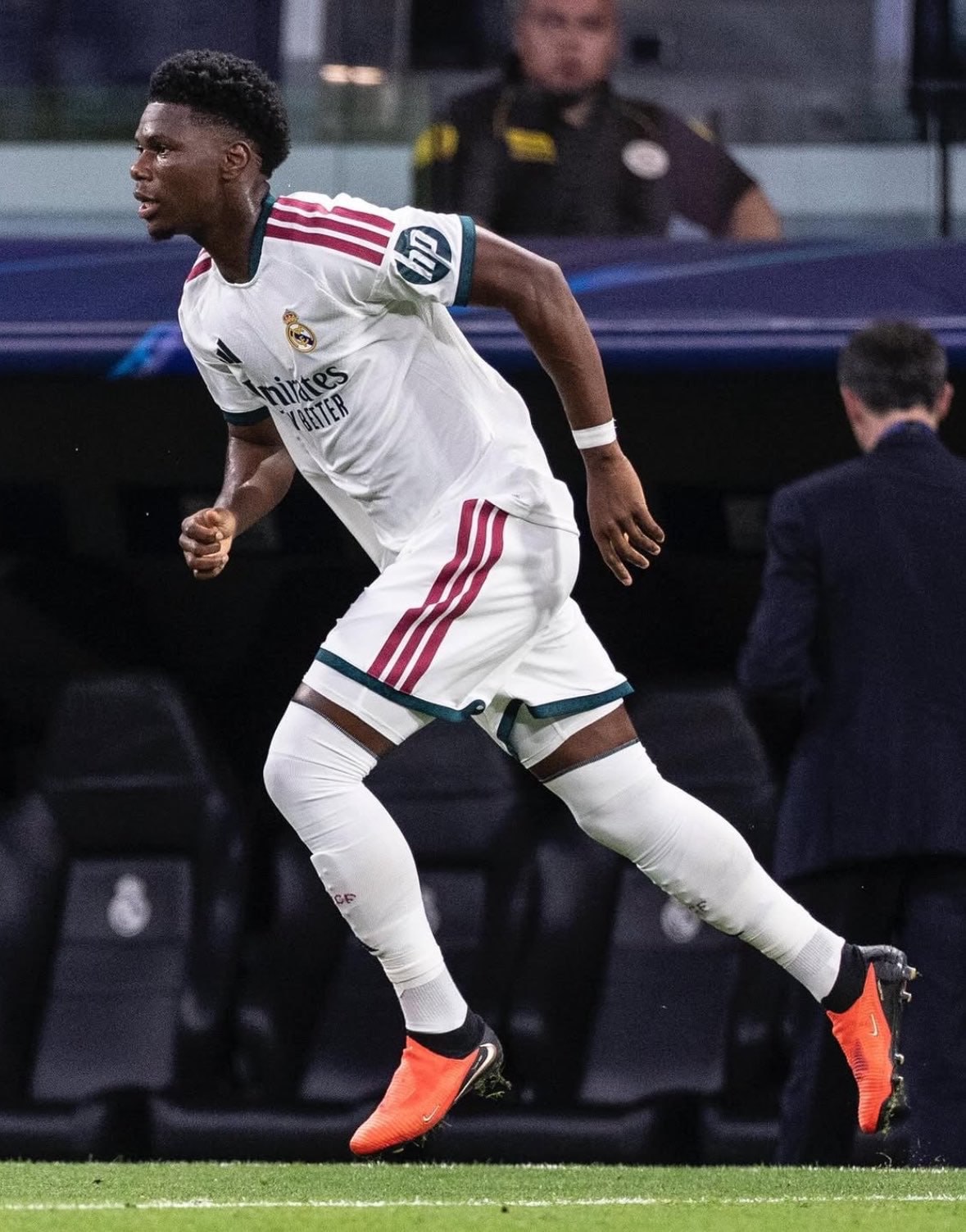 مورينيو يفتح ملف غرفة ملابس ريال مدريد.. الحقيقة الكاملة عن تشواميني وفالفيردي