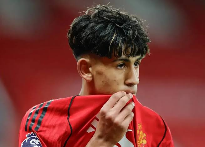 تطور مفاجئ يفجر الصراع الأوروبي.. بايرن ميونخ وبرشلونة وريال مدريد وباريس سان جيرمان يطاردون موهبة مانشستر يونايتد