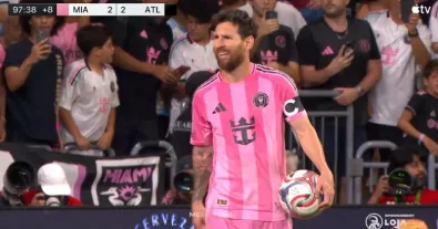 Watch Messi’s ROCKET of a shot and unbelievable chance with his left foot just 60 seconds before the final whistle, followed by the CRAZY reaction from the fans and the American commentator in this dramatic moment!