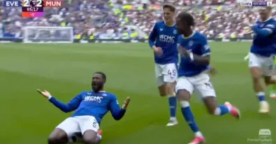 WATCH Everton’s CRAZY and incredible equalizer against Manchester United in the final second of the match, and the CRAZY, unbelievable roar from the Everton fans that caused an earthquake inside the stadium!